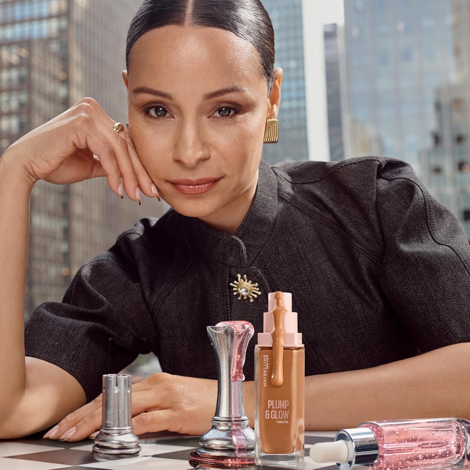 image:imageMaybelline New York Lifter Foundation Flssiges Makeup fr strahlenden Teint mit Hyaluron und Niacinamid polstert auf amp spendet Feuchtigkeit Nr 220 30 ml325