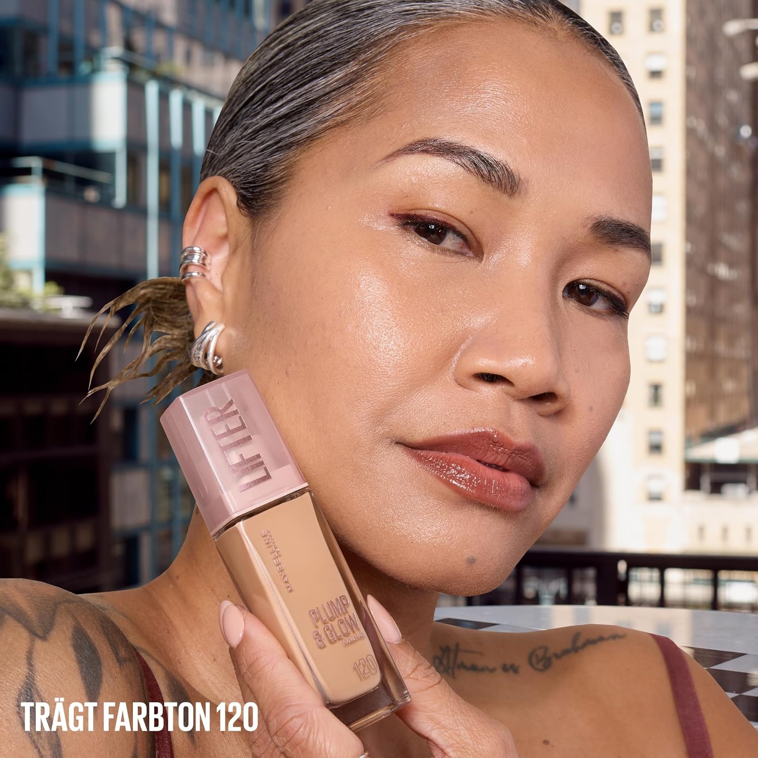 image:imageMaybelline New York Lifter Foundation Flssiges Makeup fr strahlenden Teint mit Hyaluron und Niacinamid polstert auf amp spendet Feuchtigkeit Nr 220 30 ml90