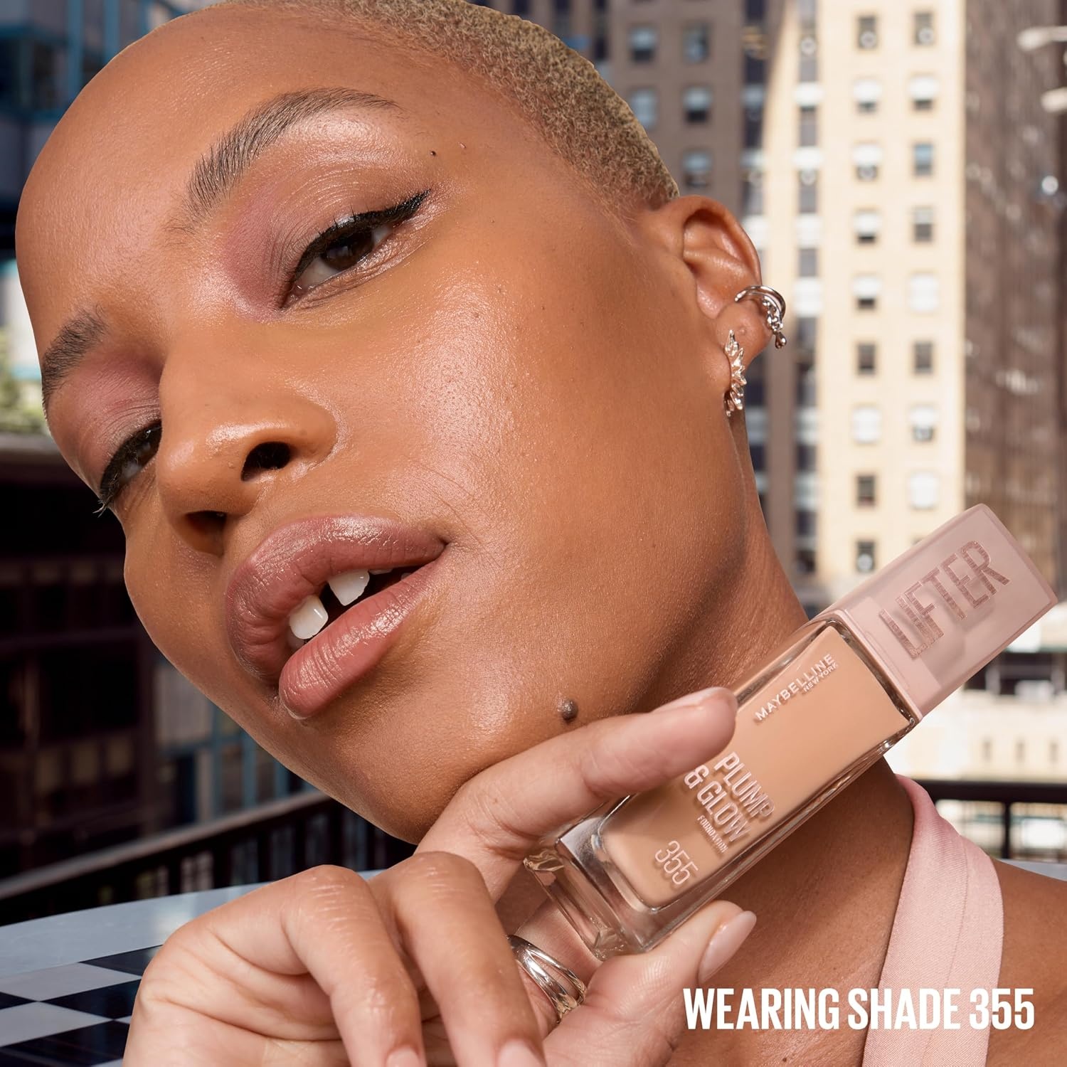 image:imageMaybelline New York Lifter Foundation Flssiges Makeup fr strahlenden Teint mit Hyaluron und Niacinamid polstert auf amp spendet Feuchtigkeit Nr 220 30 ml325
