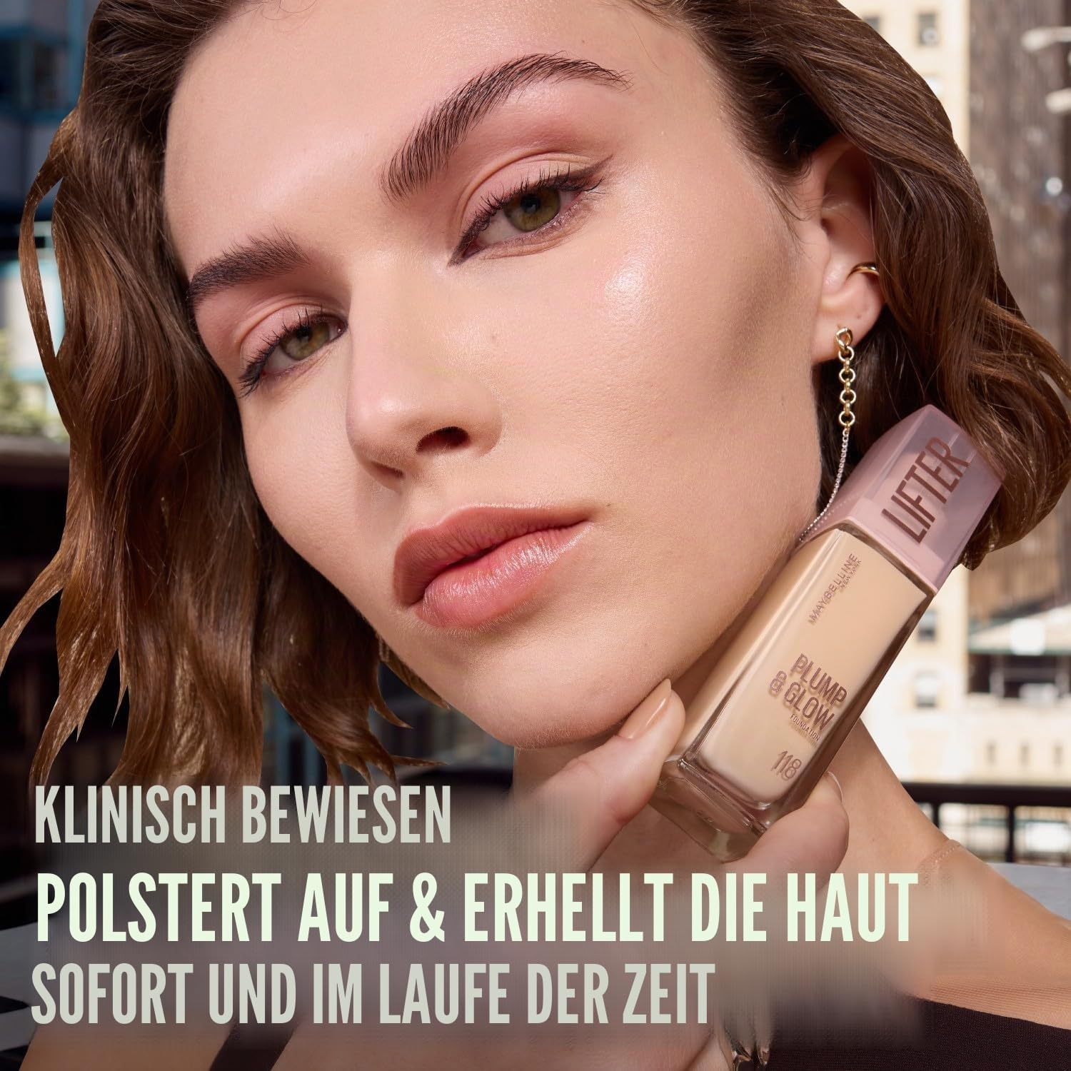 image:imageMaybelline New York Lifter Foundation Flssiges Makeup fr strahlenden Teint mit Hyaluron und Niacinamid polstert auf amp spendet Feuchtigkeit Nr 220 30 ml325